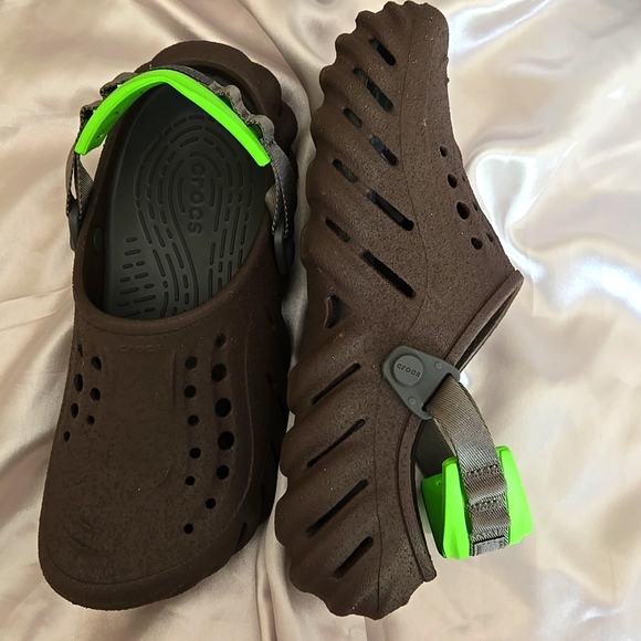 CROCS Unisex Coffee Brown Echo Clogs w/Lime Green Neon Strap - Picture 4 of 4